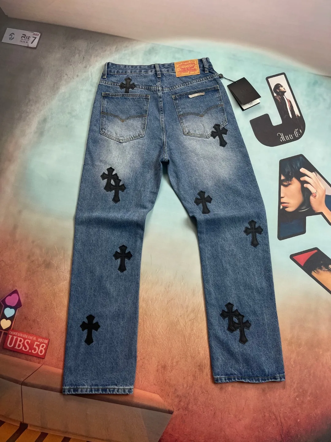 🅿️236 🔘Model No.-KL152 🔘Cro Heart𝐂𝐡𝐫𝐨𝐦𝐞 𝐇𝐞𝐚𝐫𝐭 Classic CH Dark Blue Cross-Patch Leather Jeans* Crow Heart’s classic dark blue cross-patch leather jeans, showing avant-garde aesthetics. Made from the finest denim fabrics, they are crisp, stylish and extremely wear-resistant. The iconic dark blue is uniquely washed, fades naturally, and is full of retro charm. Lambskin vegetable-tanned cross-piece leather has a fine texture and is carefully sewn by craftsmen to blend perfectly with denim. The straight version modifies the leg shape and is matched with exclusive metal accessories. It highlights the luxurious style in a low-key manner and is the ultimate embodiment of trend and quality.  Size: S M L XL (28.30.32.34) Color: Dark Blue